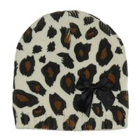 Smetanová čepice s leopardím vzorem a mašlí
