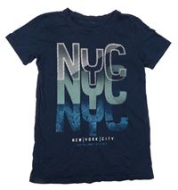 Tmavomodré tričko s nápismi