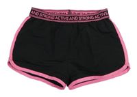 Černé sportovní kraťasy s růžovým lemem a nápisem v pase 