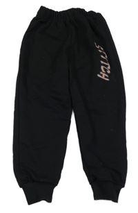 Čierne tepláky s nápisom