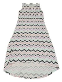 Bielo-farebné vzorovavé šaty Yigga