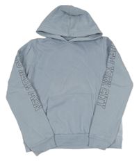 Svetlomodrá mikina s nápisy na rukávech a kapucňou