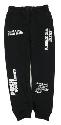 Černé tepláky s nápisy 