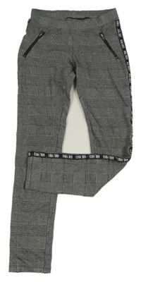 Černo-šedé kostkované tregíny s pruhem s nápisy C&A