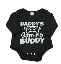 Čierne body s nápisom a ovladačem Shein