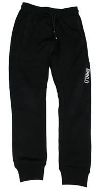 Černé sportovní tepláky s nápisem Chapter young