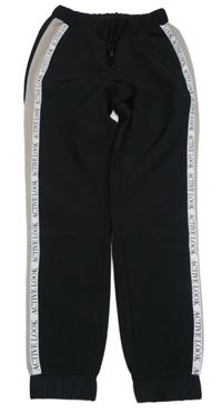 Černé sportovní tepláky s pruhem s nápisem 