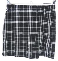 Dámska čierno-biela kockovaná sukňa