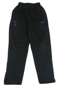 Čierne športové nohavice s výšivkou Nike