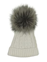 Biela pletená čapica s brmbolcom