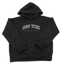 Čierna mikina s nápisom a kapucňou