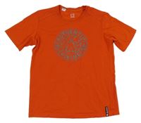 Červené tričko s nápisom Decathlon