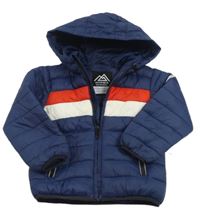 Tmavomodro-bílo-červená prošívaná šusťáková zateplená bunda s nášivkou a kapucí Matalan