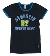 Tmavomodro-modré tričko s číslom a nápismi Topolino