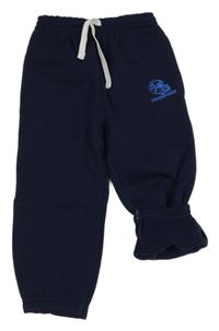 Tmavomodré tepláky s helmou 