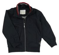 Tmavomodrý šusťákový jarní bomber s nášivkou JASPER CONRAN