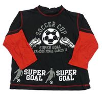 Čierno-červené tričko s nápismi a fotbalisty