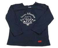 Tmavomodré tričko so slonom a nápismi