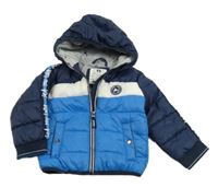 Tmavomodro-bílo-modrá šusťáková zateplená bunda s nášivkou a kapucí C&A