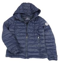 Tmavomodrá šusťáková prošívaná zateplená bunda s nášivkou a kapucí 