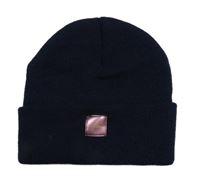 Tmavomodrá pletená čepice s nášivkou 