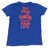 Modré tričko s nápismi a motorkou