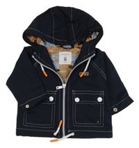 Tmavomodrá šusťáková jarní bunda s nášivkou a kapucí