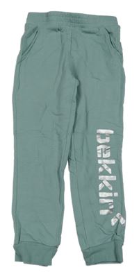 Zelené tepláky s nápisom