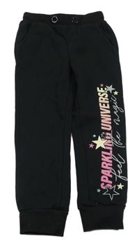 Černé tepláky s nápisem a hvězdičkami dopodopo