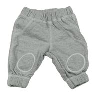 Šedé tepláky s nášivkami 