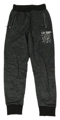 Sivo-čierne melírované športové tepláky s nápisom