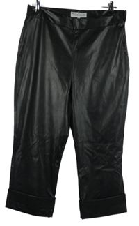 Dámske čierne koženkové capri nohavice s výšivkou