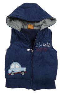 Tmavomodrá zateplená vesta s autem a kapucí