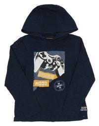 Tmavomodré triko s ovladačem a kapucí 