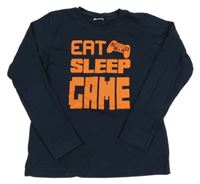 Tmavomodré tričko s nápisom a ovladačem Y.F.K.