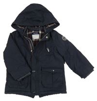 Tmavomodrá šusťáková přechodová parka s nášivkou a kapucí KIABI