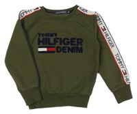 Tmavokhaki mikina s logy a pruhem TOMMY HILFIGER