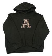 Čierna mikina so vzorovaným písmenem a kapucňou