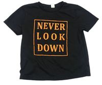 Čierne tričko s oranžovým nápisom Shein