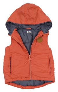Korálová šušťáková zateplená vesta s nášivkou a kapucňou