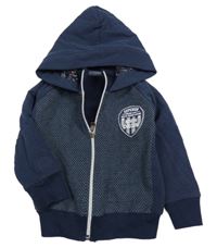 Tmavomodrá vzorovaná prepínaci mikina s nášivkou a nápismi a kapucňou