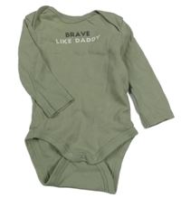 Zelenošedé body s nápisom C&A