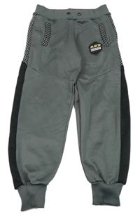 Šedo-černé sportovní tepláky s nášivkou 