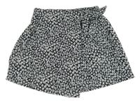 Čierno-biele kvetované sukňové kraťasy