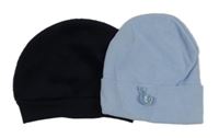 2x čepice - světlemodrá s nášivkou + tmavomodrá fleecová 