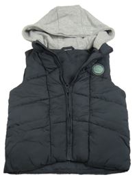 Tmavosivá šušťáková prešívaná zateplená vesta s teplákovou kapucňou Dunnes