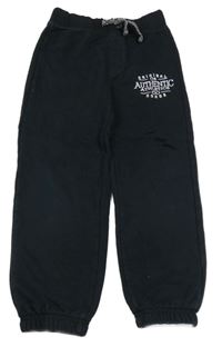 Čierne tepláky s nápismi Tu