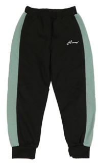 Černo-zelené tepláky s nápisem 