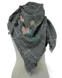 Dámský černo-bílý kostkovaný šátek s květy a roztřepením