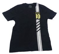 Čierne tričko s číslom a pruhmi